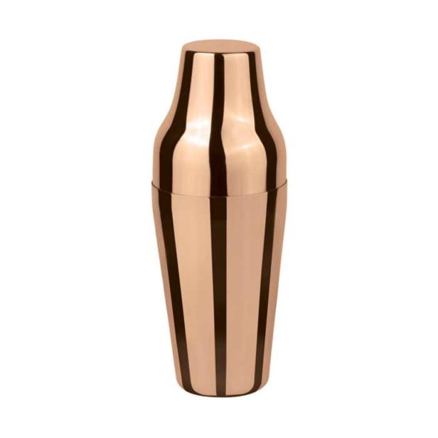 Ein kupferfarbener Cocktailshaker mit dunklen Streifen vor einem weißen Hintergrund.