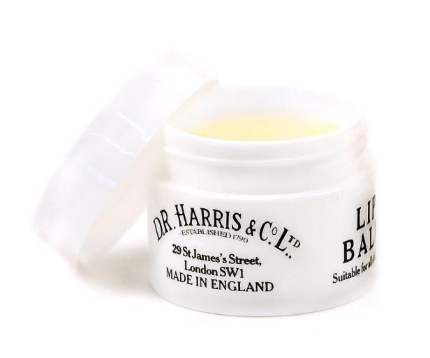 Ein geöffneter Tiegel Lippenbalsam von Dr. Harris & Co. Ltd. auf weißem Grund.