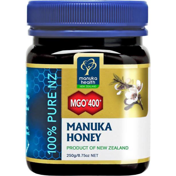 Ein Glas Manuka Honig der Marke Manuka Health mit der Aufschrift „MGO 400+“.