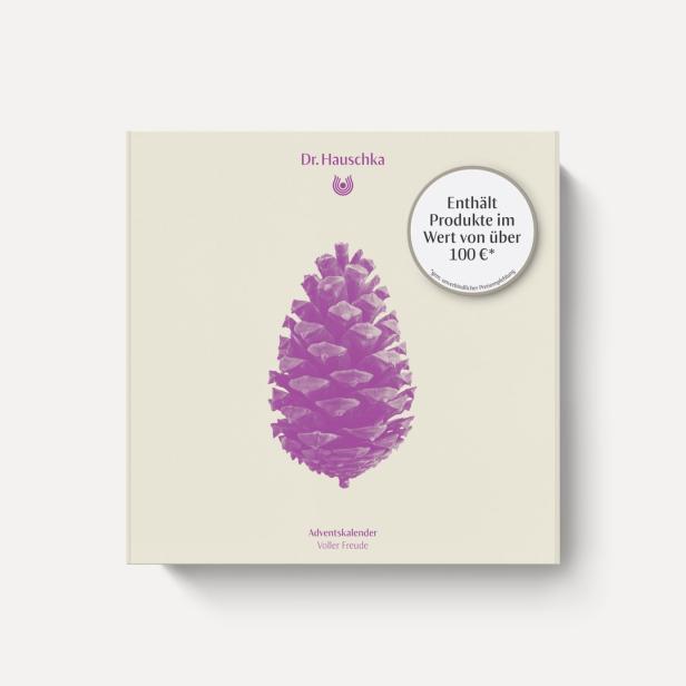 Ein Dr. Hauschka Adventskalender mit einer violetten Tannenzapfen-Illustration.
