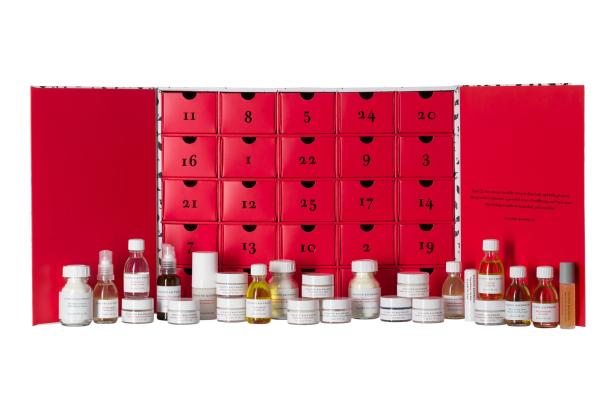 Ein geöffneter Adventskalender von Susanne Kaufmann mit Hautpflegeprodukten.