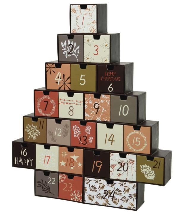 Ein Adventskalender in Form eines Weihnachtsbaums mit kleinen Schubladen von 1 bis 24.