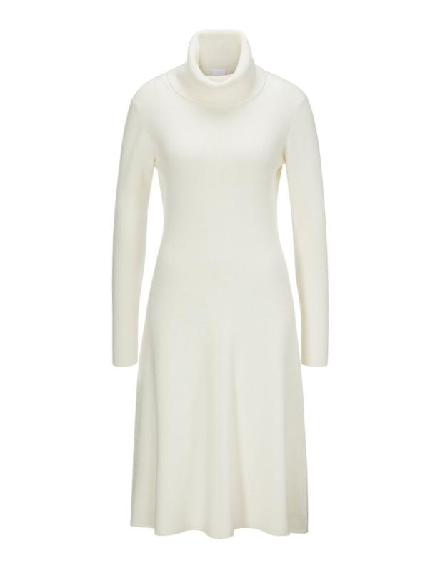 Ein weißes, gestricktes Kleid mit Rollkragen und langen Ärmeln.