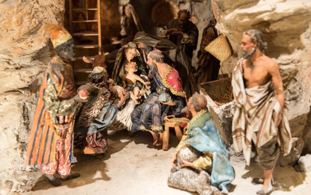 Eine Krippenszene mit Maria, Josef und dem Jesuskind, umgeben von den Heiligen Drei Königen.