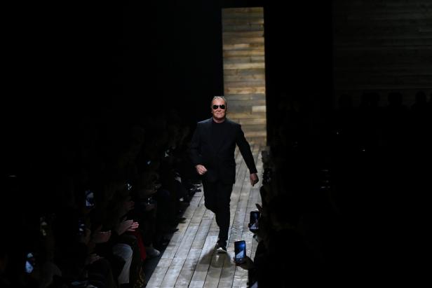 Michael Kors läuft über den Laufsteg bei einer Modenschau.
