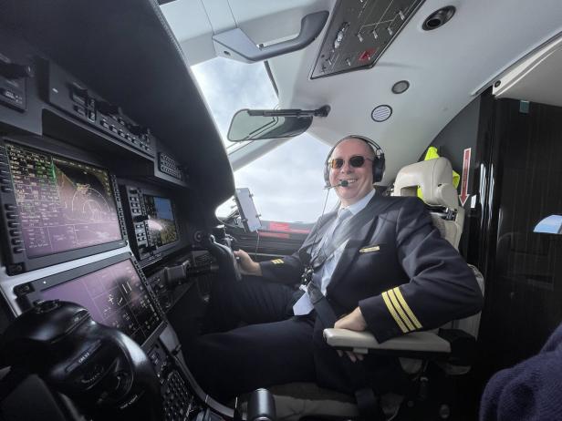 Oliver Karall bildet Linien- und Privatpiloten aus. Motorausfälle werden simuliert.