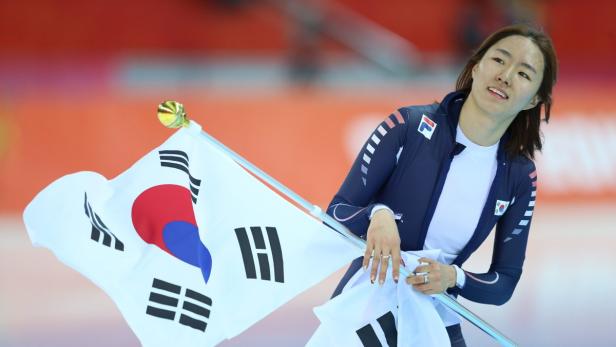 Eine Athletin hält die südkoreanische Flagge.