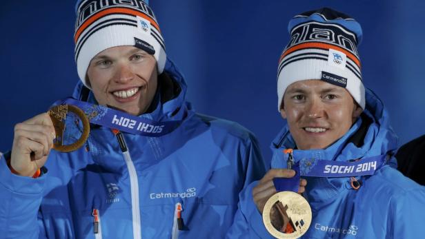Zwei finnische Sportler mit Goldmedaillen bei den Olympischen Winterspielen in Sotschi 2014.