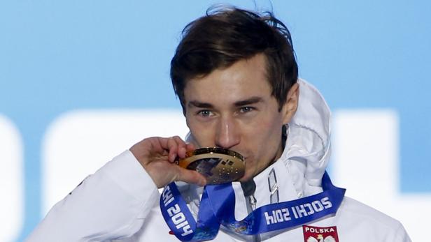 Kamil Stoch küsst seine Goldmedaille bei den Olympischen Winterspielen 2014 in Sotschi.