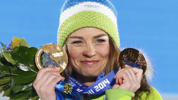 Tina Maze präsentiert ihre Goldmedaillen bei den Olympischen Winterspielen 2014 in Sotschi.