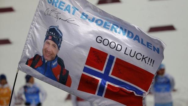 Eine Flagge mit einem Bild von Ole Einar Bjørndalen und der Aufschrift „Great Bjoerndalen Good Luck!!!“.