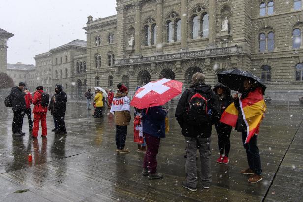 Schweizer stimmen für Coronakurs der Regierung