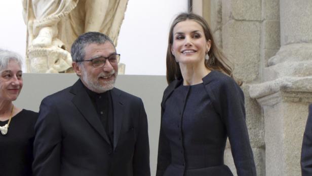Königin Letizia von Spanien mit einem Mann bei einer Veranstaltung.
