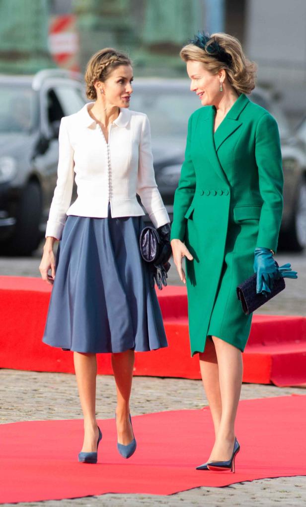 Königin Letizia von Spanien und Königin Mathilde von Belgien auf einem roten Teppich.