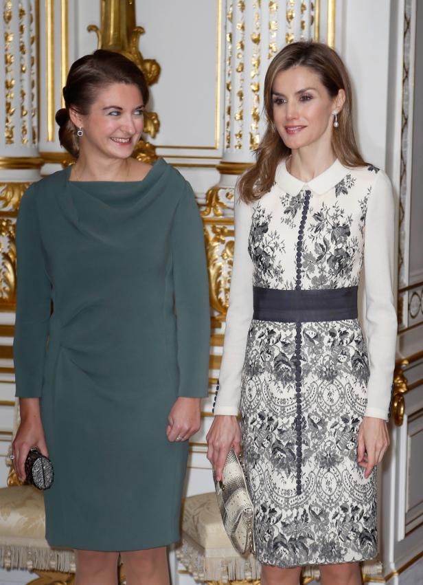 Zwei Frauen stehen nebeneinander in einem eleganten Raum.