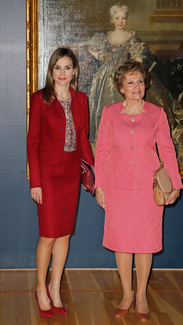 Königin Letizia und eine ältere Dame posieren vor einem Gemälde.