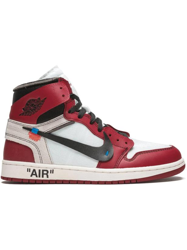 Ein rot-weißer Air Jordan 1 High-Sneaker mit schwarzem Nike-Swoosh und der Aufschrift „AIR“.
