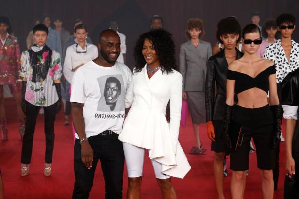Naomi Campbell und Virgil Abloh bei einer Modenschau.