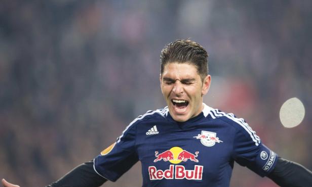 Ein Fußballspieler von Red Bull jubelt mit geöffnetem Mund.
