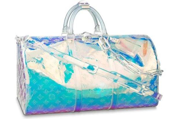 Eine transparente Louis Vuitton Reisetasche mit blau-violettem Farbverlauf.