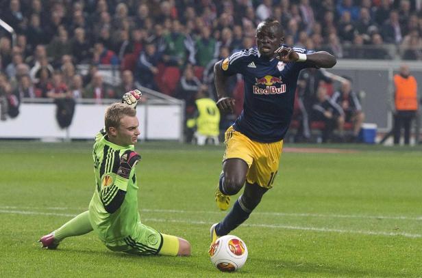Sadio Mané im Spiel gegen einen Torwart.