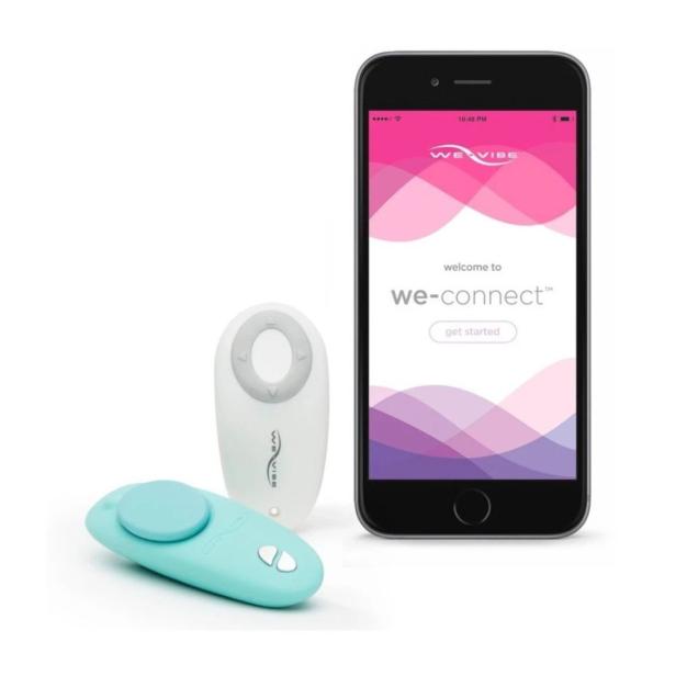 Ein Smartphone mit der „We-Connect“-App neben zwei Fernbedienungen von We-Vibe.