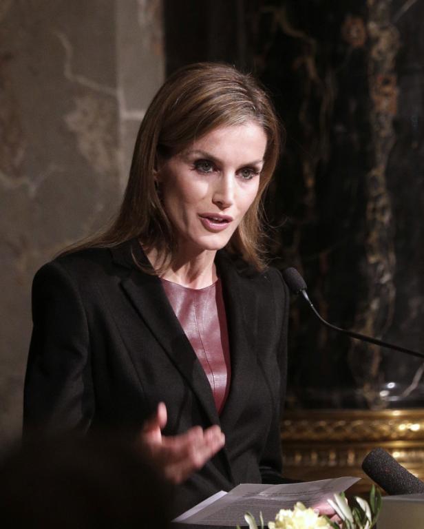 Königin Letizia von Spanien spricht bei einer Veranstaltung vor einem Mikrofon.