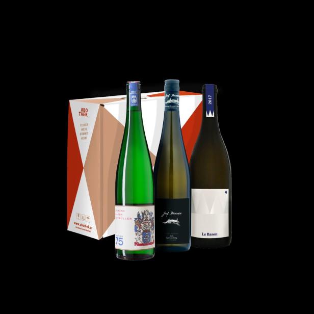 Drei Flaschen Wein der Marken Domäne Baron Seymüller, Josef Dockner und Le Baron vor einem Geschenkkarton.