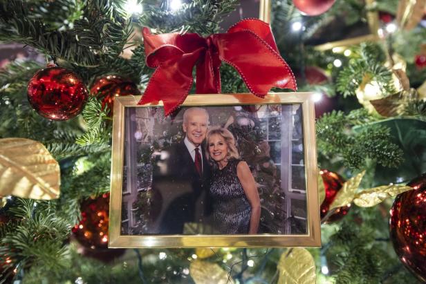 Ein gerahmtes Foto von Joe und Jill Biden hängt an einem Weihnachtsbaum.