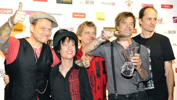 Die Mitglieder der österreichischen Band „Wanda“ posieren für ein Gruppenfoto.