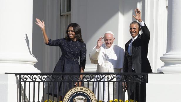 Papst Franziskus mit Michelle und Barack Obama winkend vom Balkon des Weissen Hauses.