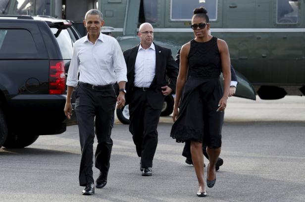 Barack Obama und Michelle Obama verlassen gemeinsam ein Flugzeug.
