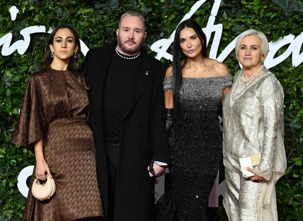 Fashion Awards 2021: Demi Moore zeigt ihre Kurven