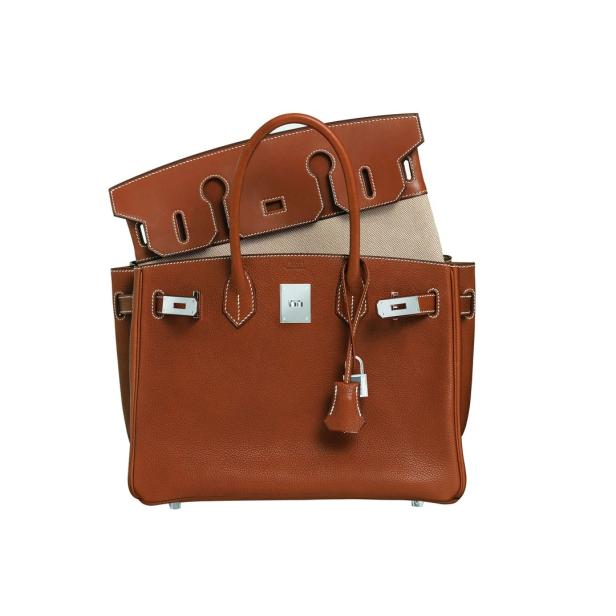 Eine braune Hermès Birkin Handtasche mit silbernen Beschlägen und offenem Deckel.