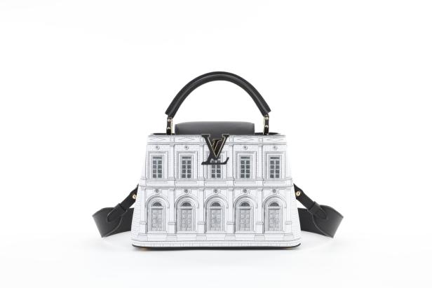 Eine Louis Vuitton Handtasche mit einem aufgedruckten Gebäude.