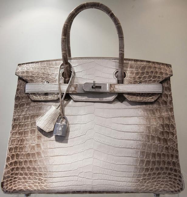 Eine weiße und braune Hermès Birkin Bag aus Krokodilleder mit silbernem Schloss.