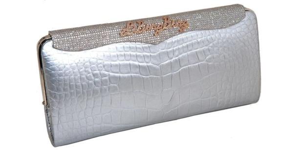 Eine silberne Clutch mit Krokodilmuster und Strasssteinen.