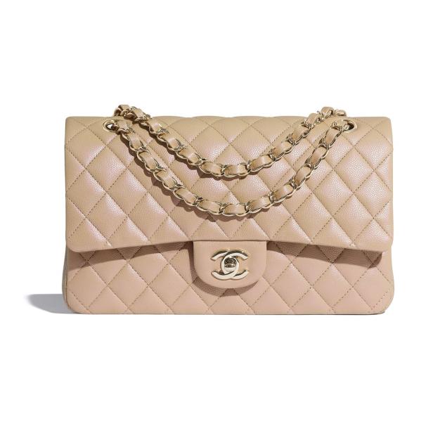 Eine gesteppte Chanel-Tasche in Beige mit goldener Kette.