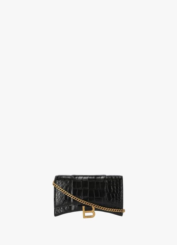Eine schwarze Balenciaga-Tasche mit Krokoprägung und goldener Kette.