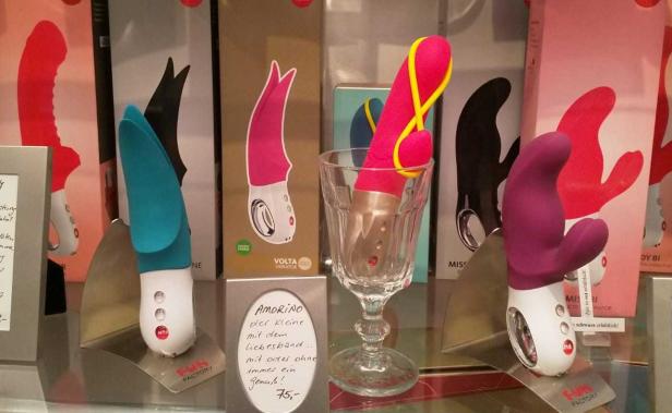 Verschiedene Vibratoren der Marke Fun Factory stehen in einem Schaufenster.