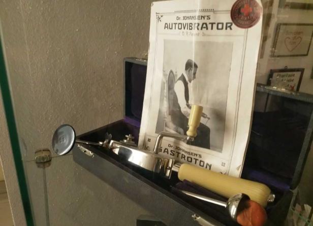 Ein „Autovibrator“ und ein „Gastroton“ von Dr. Johansen in einem alten Kasten.