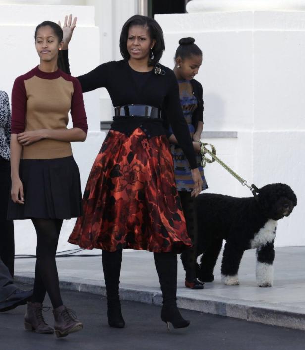 Michelle Obama mit ihren Töchtern und dem Familienhund Bo.