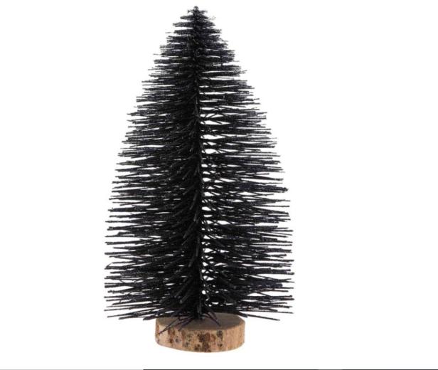 Ein kleiner, schwarzer Deko-Weihnachtsbaum auf einem Holzsockel.
