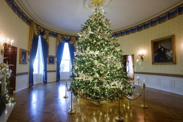 Ein geschmückter Weihnachtsbaum im Oval Office des Weißen Hauses.