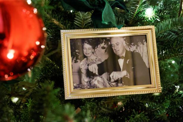 Ein gerahmtes Schwarzweißfoto von Franklin und Eleanor Roosevelt hängt an einem Weihnachtsbaum.