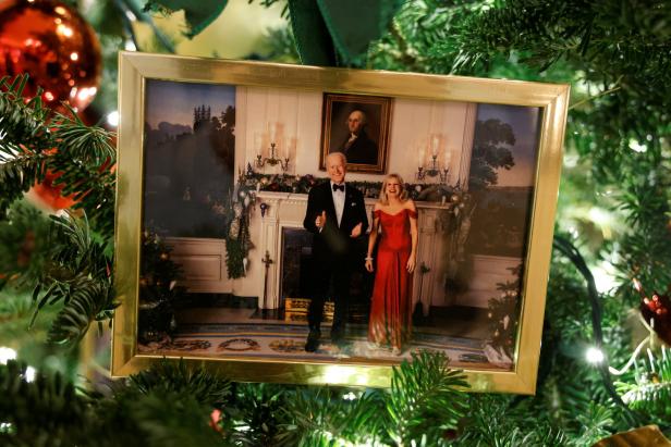 Ein gerahmtes Foto von Joe und Jill Biden hängt an einem Weihnachtsbaum.
