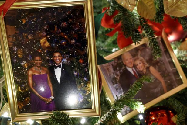 Gerahmte Fotos von Barack und Michelle Obama sowie Joe und Jill Biden hängen an einem Weihnachtsbaum.