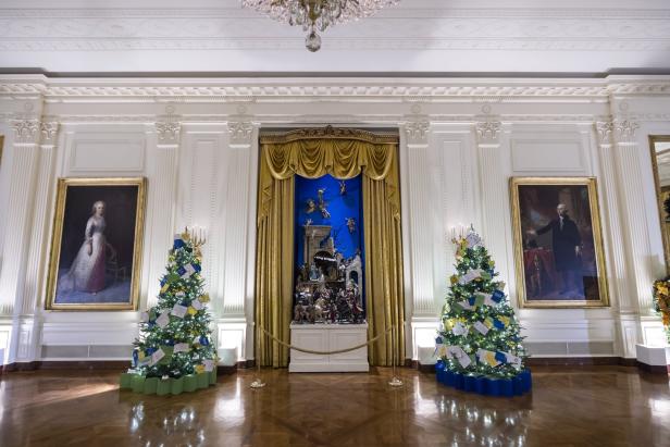 Der East Room des Weißen Hauses ist weihnachtlich mit Krippe und geschmückten Bäumen dekoriert.