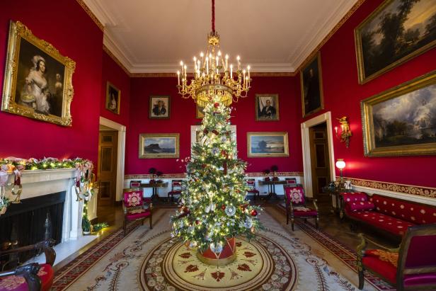 Der Rote Saal des Weißen Hauses ist weihnachtlich geschmückt.