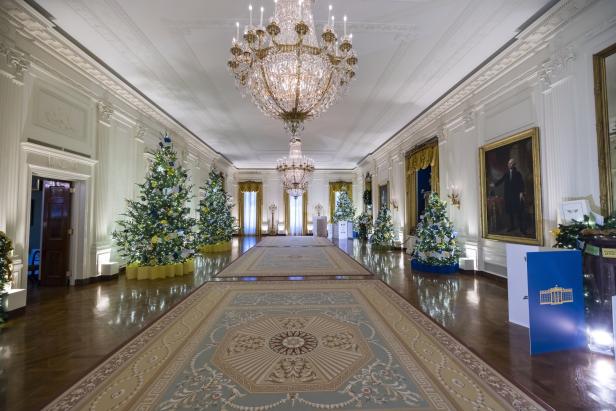 Der East Room des Weißen Hauses ist mit Weihnachtsbäumen und Teppichen geschmückt.